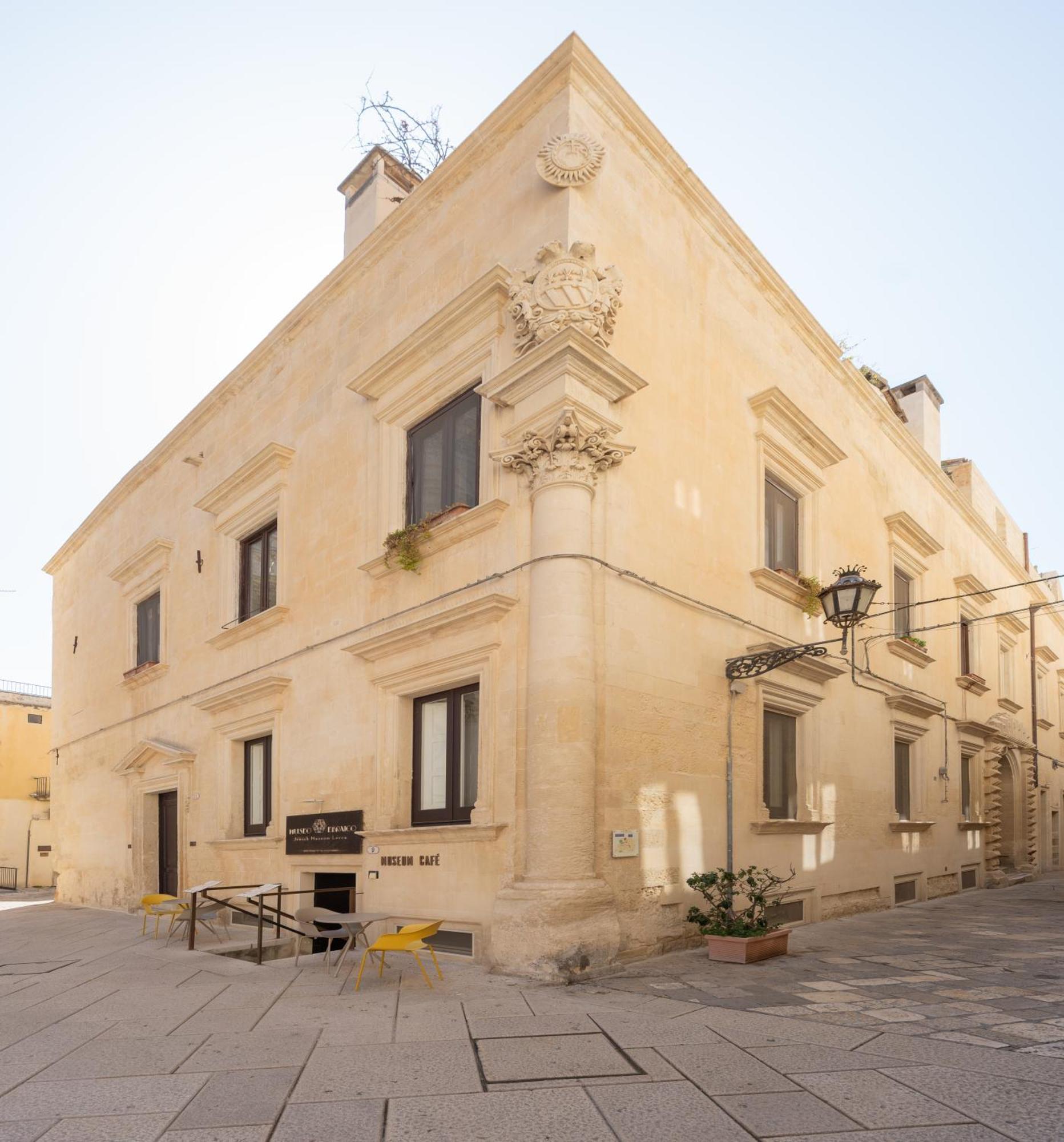 Palazzo Persone Dimora Storica Alojamento de Acomodação e Pequeno-almoço Lecce